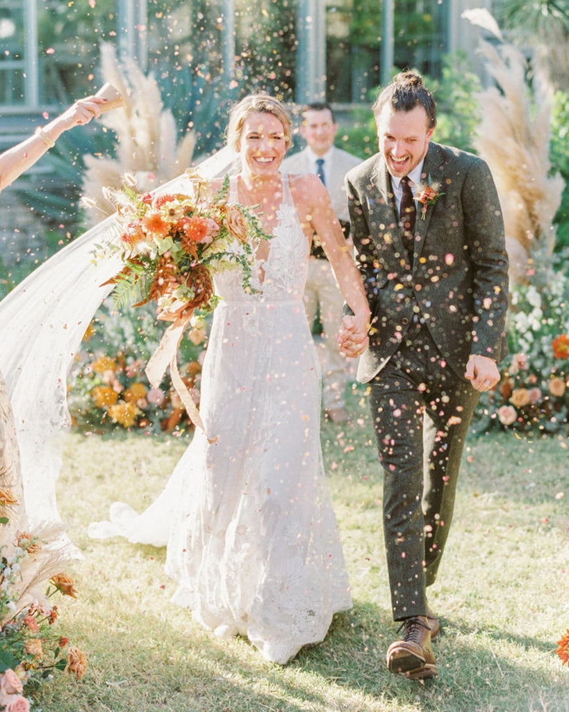 Tradition of throwing rice at weddings | Honestweddingadvice.com